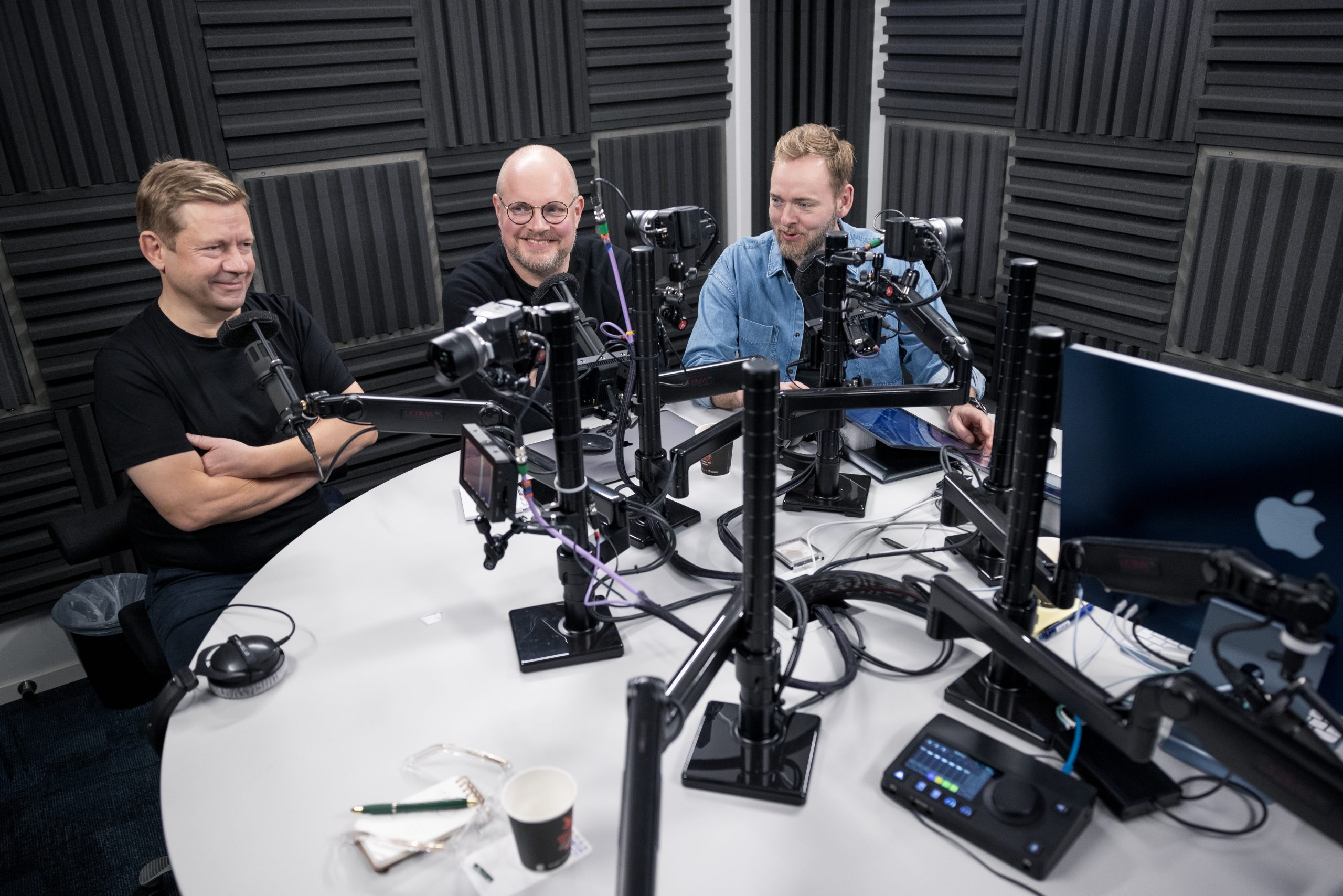 The podcast Papaya talents Tore Sagen, Steinar Sagen, and Bjarte Tjøstheim in the new temporary studio